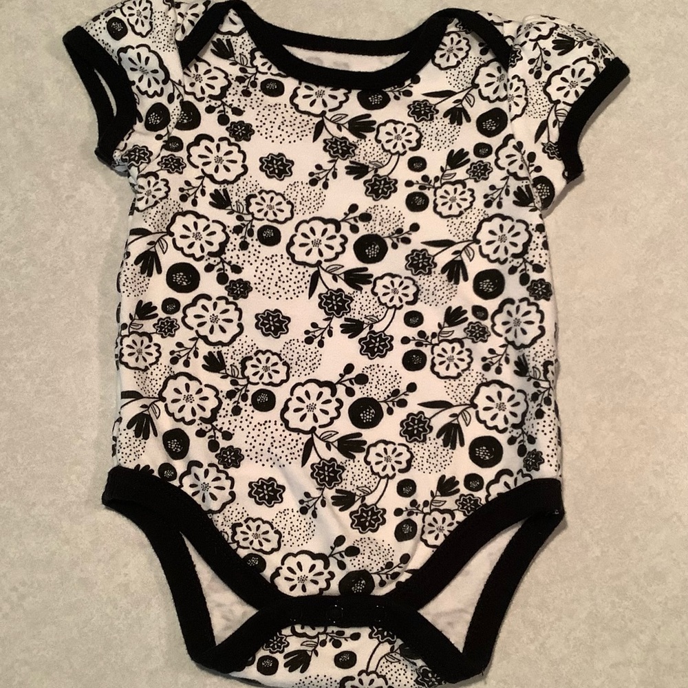 🤑Baby Gear floral onesie. Size 6-9M